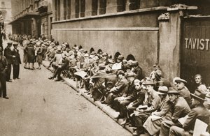 Queuing in Floral Street for tickets for a performance at the Royal Opera House, Covent Garden, from Wonderful London, published 1926-27 by English Photographer